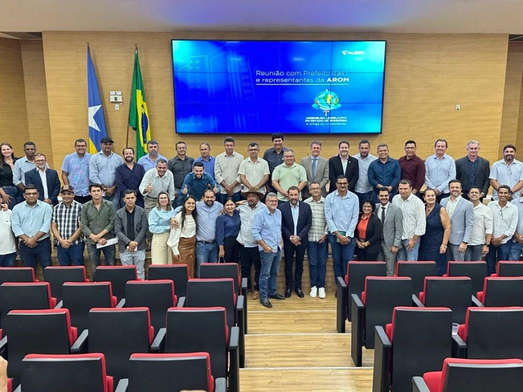 ASSOCIAÇÃO RONDONIENSE - Com presença de mais de 26 prefeitos, AROM entrega propostas de atualização da Lei do FITHA ao presidente da ALE/RO