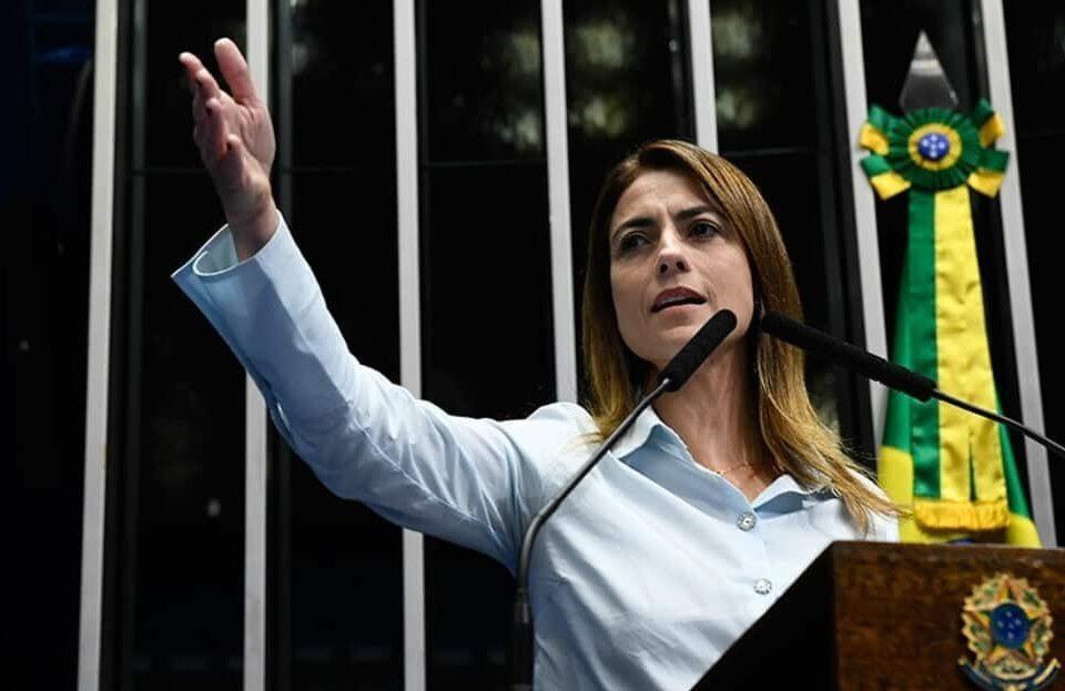 Brincando com doença alheia-  Senadora criticada por debochar da saúde de Bolsonaro