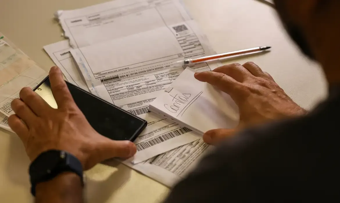Economia - Salário mínimo de R$ 1.621 começa a ser pago nesta segunda