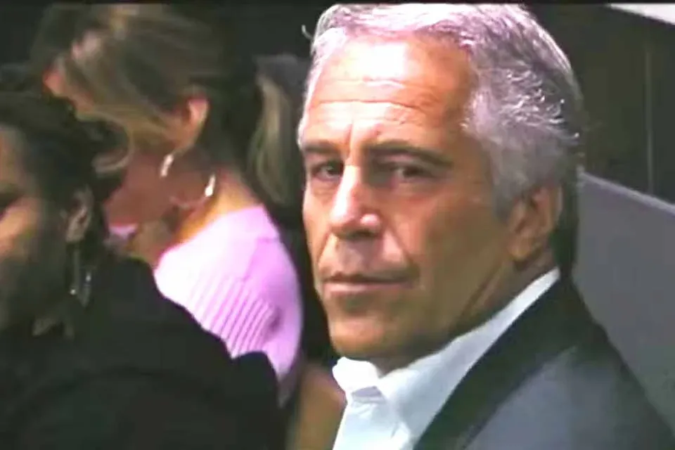ESCÂNDALOS SEXUAIS - Cúmplice de Epstein se recusa a responder perguntas em depoimento