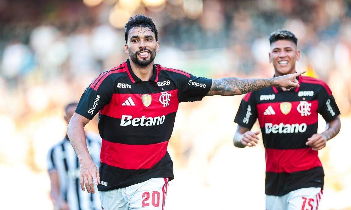 FUTEBOL - Paquetá desencanta, Flamengo vence Botafogo e vai à semi do Carioca