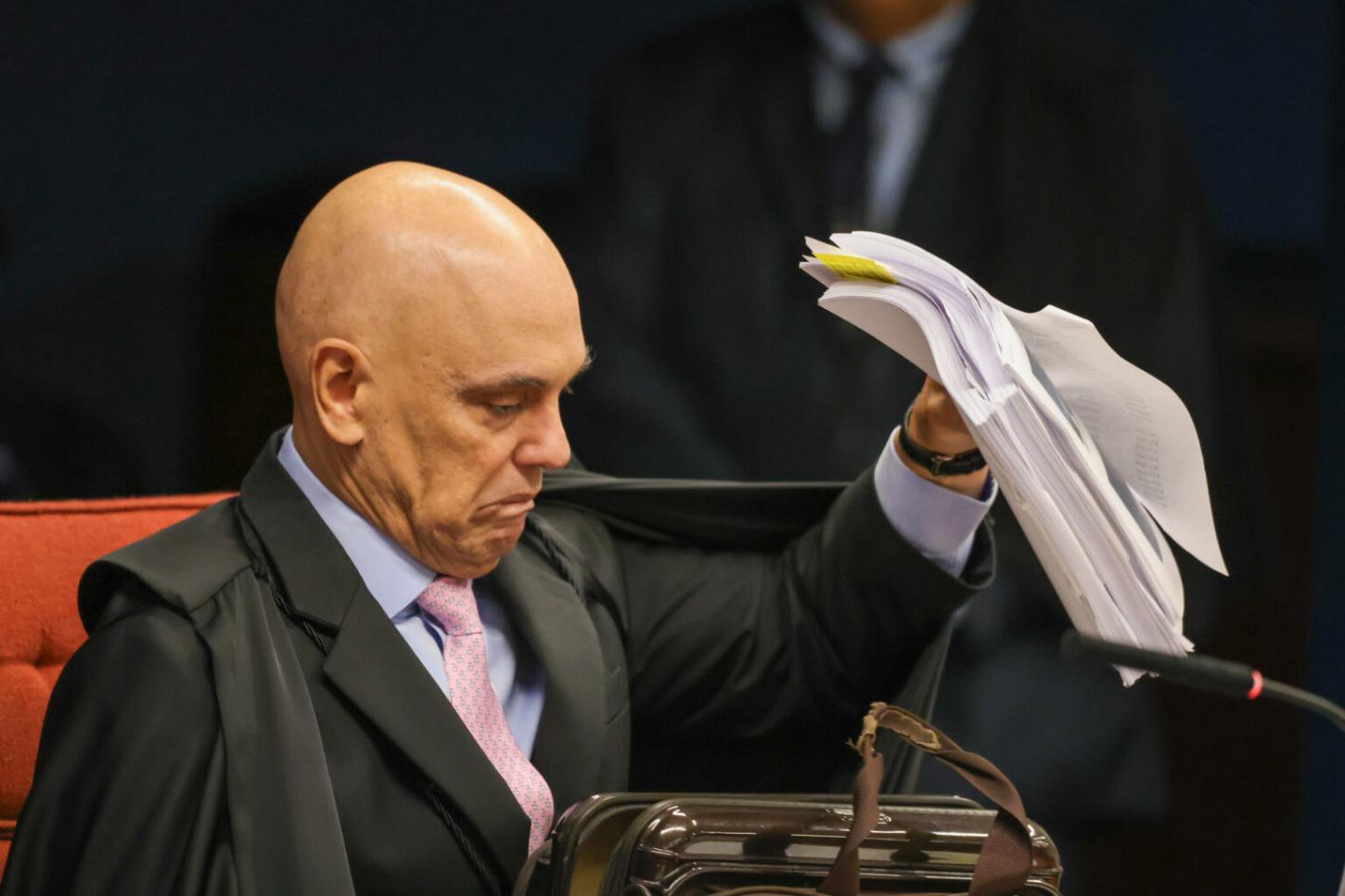 Membro do STF indaga se Moraes não está “grampeando ministros”