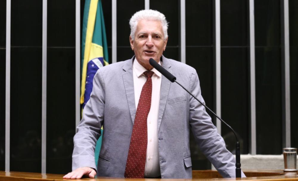 Montagem usando IA - Justiça pune deputado do PT por foto falsa de Bolsonaro