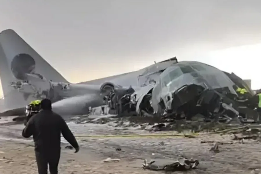 Mundo - Avião da Força Aérea da Bolívia cai e deixa ao menos 15 mortos. Veja vídeo