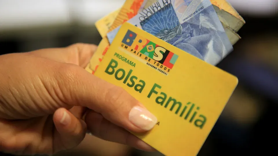 Quem ganha 1 salário mínimo recebe o Bolsa Família? Veja o que diz a lei