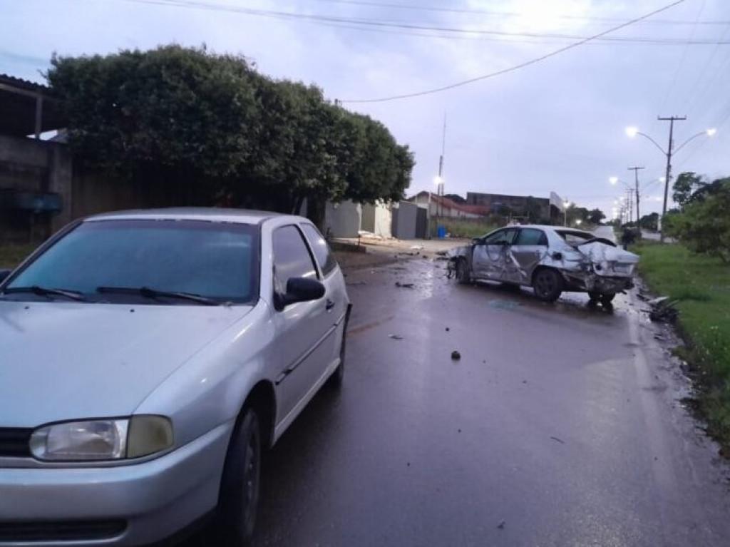 ACIDENTE DE TRÂNSITO -Corolla perde controle, atinge muro de residência e carro estacionado em Rolim de Moura