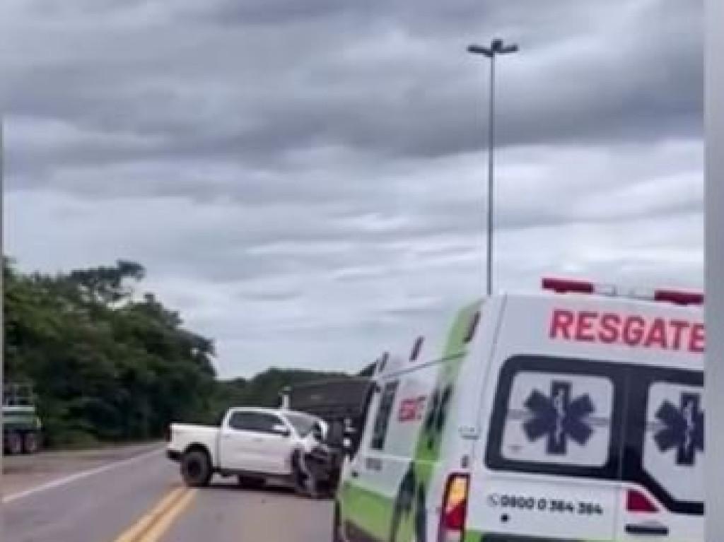 ALTO PARAISO - Colisão entre caminhonetes deixa grávida ferida na BR-364, em Alto Paraíso