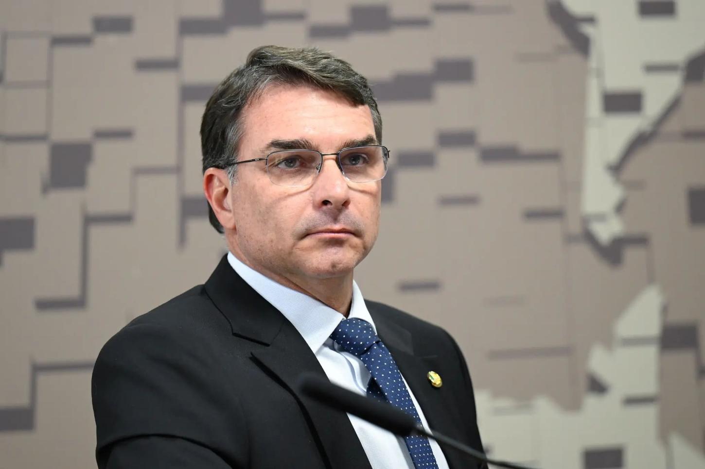 Atlas/Bloomberg - Flávio já lidera para presidente em 2º turno e Lula perderia até para Bolsonaro preso