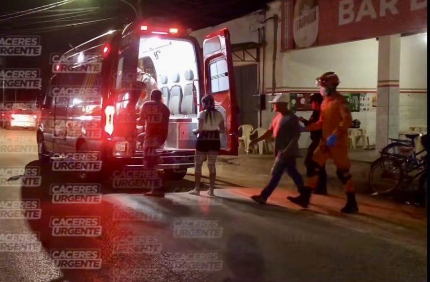 BALA PRA TODO LADO - Ataque de facção em bar termina com dois baleados no Hospital Regional; vídeo