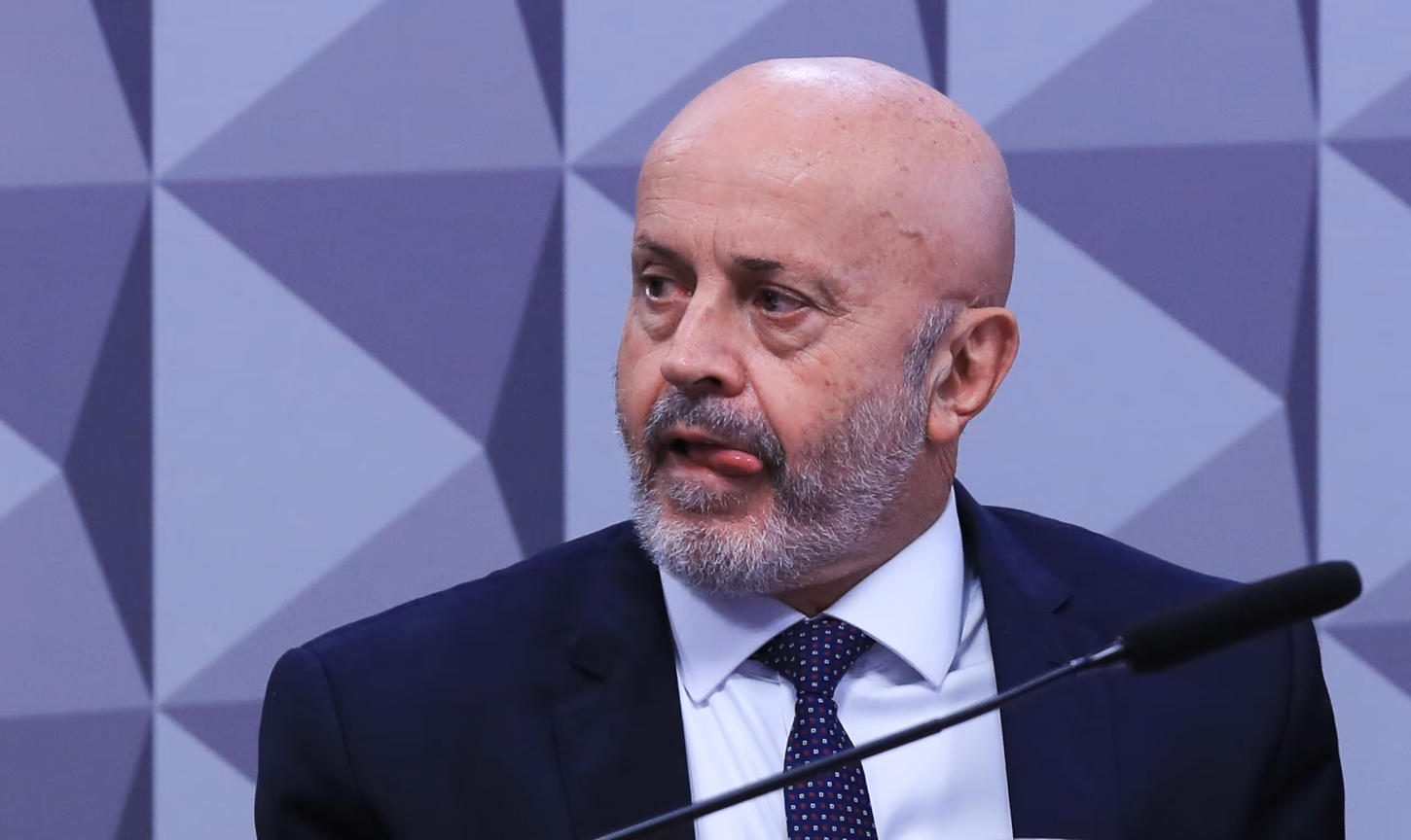 Brasil - Careca do INSS pagou viagem de Lulinha a Portugal?