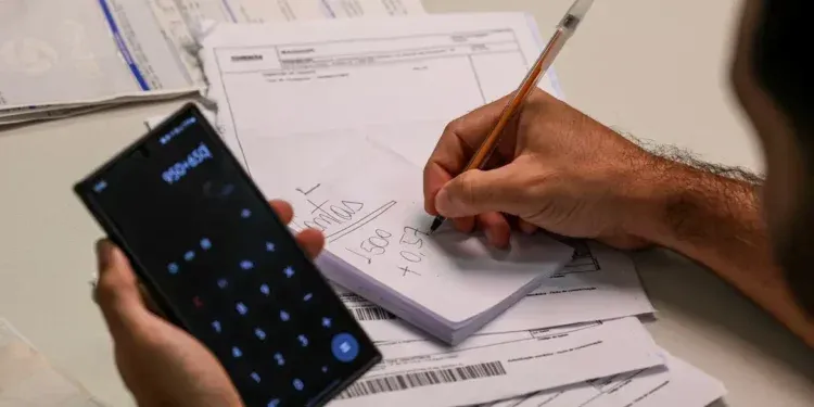 Brasil | Dívida - Inadimplência cresce e 42% repetem dívidas