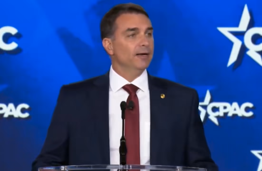 Brasil - Nos EUA, Flávio defende pressão externa por “eleições justas” no Brasil