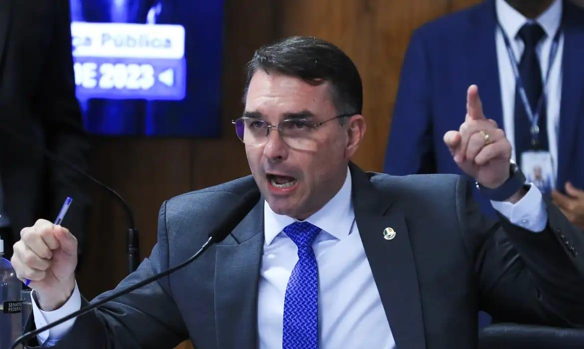 Brasil passando vergonha  -Flávio repudia apoio de Lula à ditadura do Irã por posicionar o Brasil no lado errado