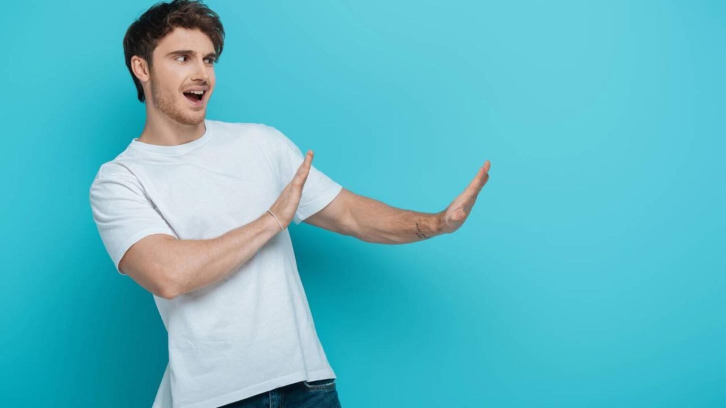 Entretenimento - Qual a diferença entre ser educação e aceitar tudo calado, segundo a psicologia?