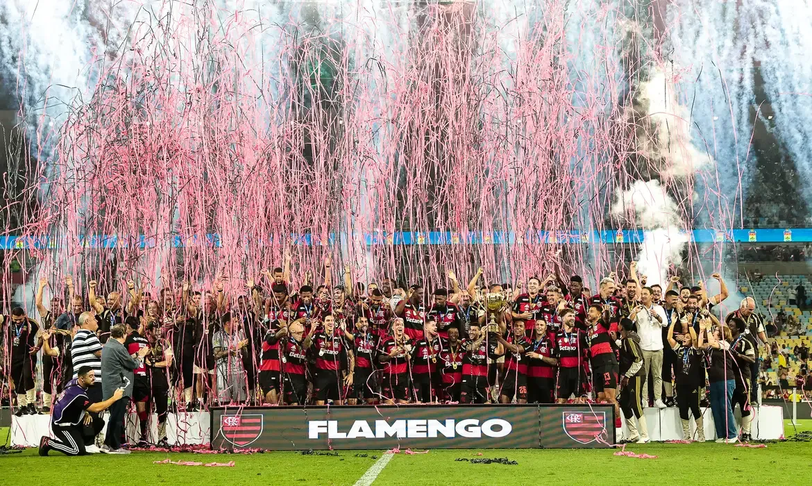Esportes - Flamengo vence Fluminense nos pênaltis e fatura tricampeonato carioca