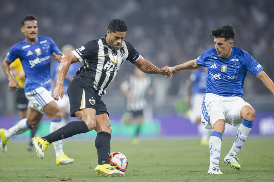 FUTEBOL -  Briga generalizada entre jogadores de Cruzeiro e Atlético teve voadora, joelhada e 23 expulsos