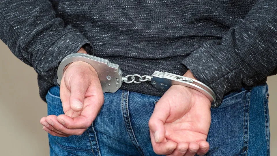 Homem é preso após ameaçar ex-mulher: “quero você queimada”