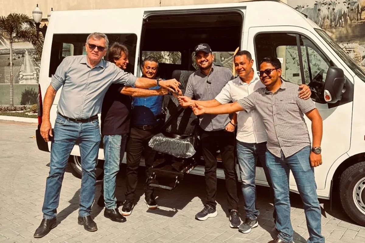 INFRAESTRUTURA Deputado Jean Mendonça atende saúde de Espigão com a entrega de uma nova ambulância