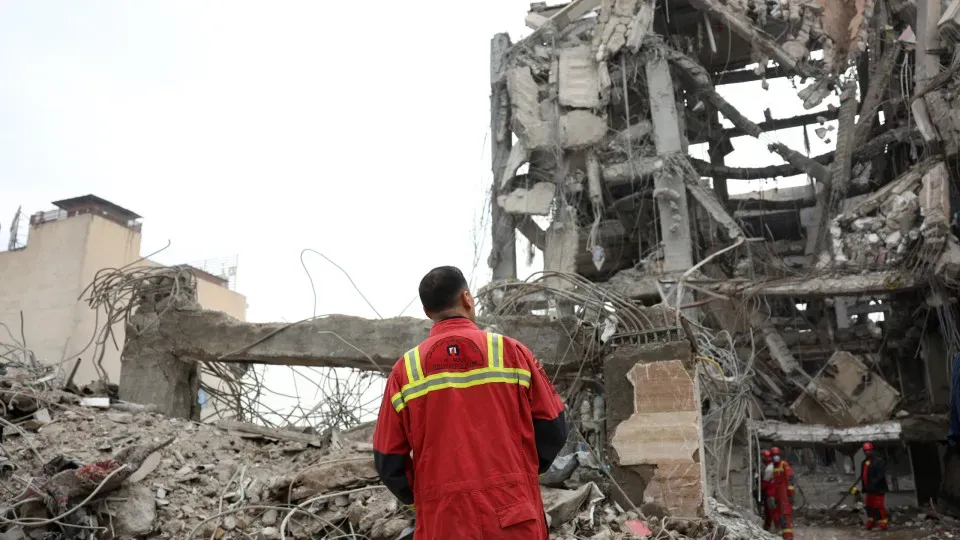 Israel lança nova ofensiva e Teerã ataca base dos EUA e alvos israelenses