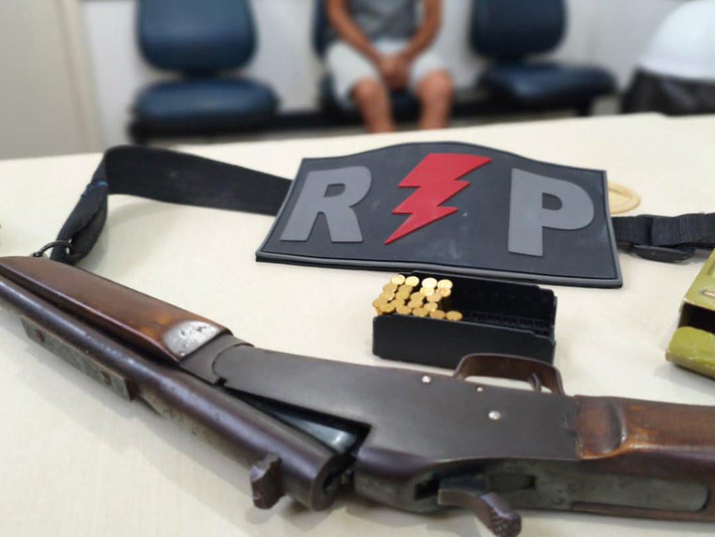 JI - PARANÁ - Suspeito de abuso contra menor é preso com arma de fogo durante ação da polícia militar em Ji-Paraná