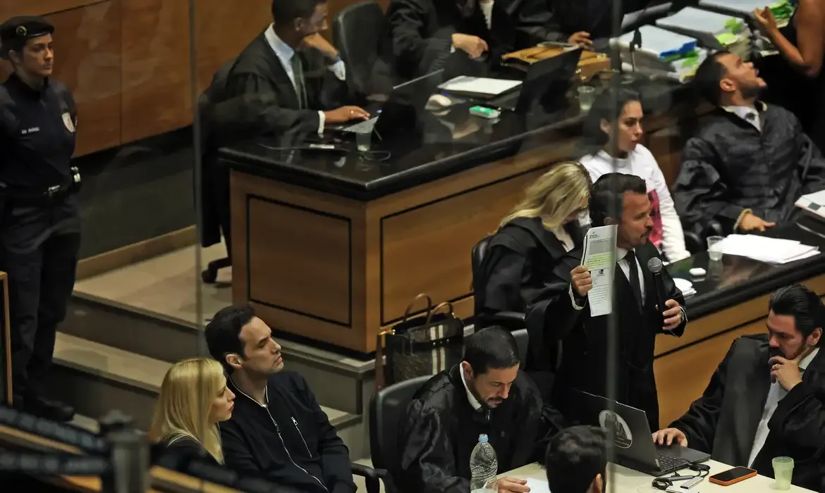 Justiça - Advogados deverão pagar custos do adiamento da sessão sobre caso Henry