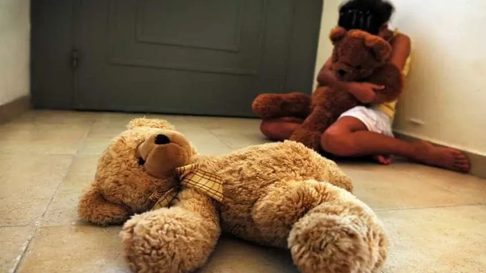 Mãe é presa pela PF por abusar das filhas de 4 e 9 anos, filmar e postar vídeos na dark web