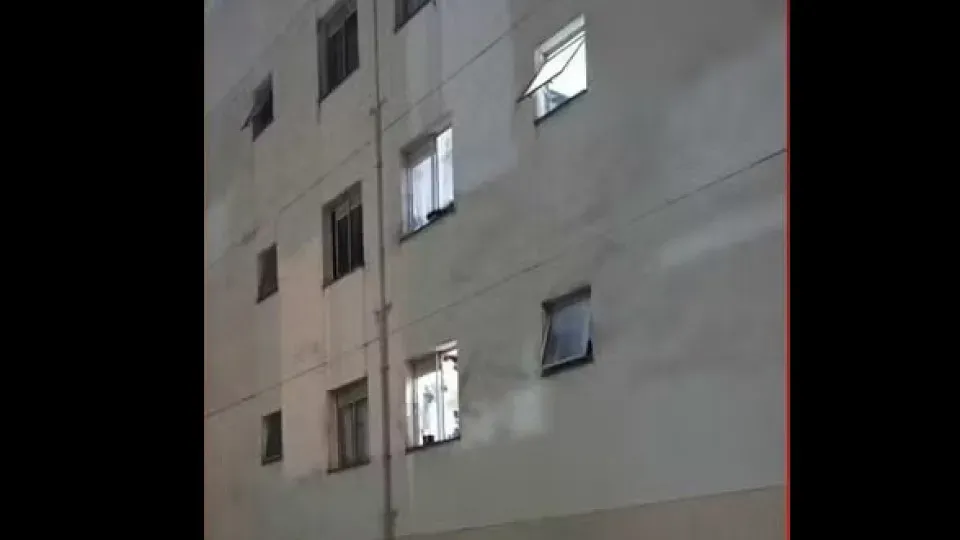 Mãe salta de prédio com filha para fugir de agressões; suspeito é preso