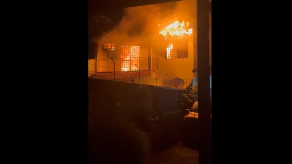 Plantão de Polícia - VÍDEO: Mulher e duas filhas são resgatadas de incêndio após ex-companheiro ameaçar: 'Casa pegar fogo'