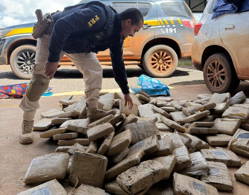 Polícia - Casal é preso com 167,8 kg de skunk após tentar evitar fiscalização em Rondônia