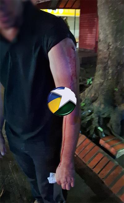 Polícia - Criminoso tenta roubar celular em parada de ônibus, esfaqueia vítima e foge