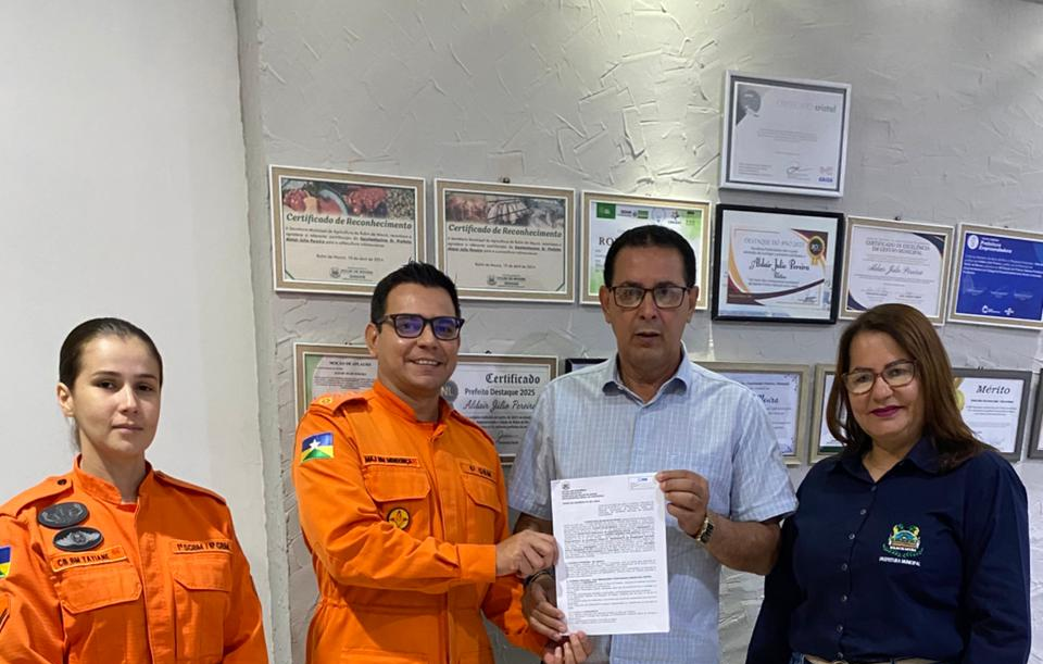 Prefeito Aldo Júlio firma convênio para ampliar atendimento do Bombeiro Mirim em Rolim de Moura