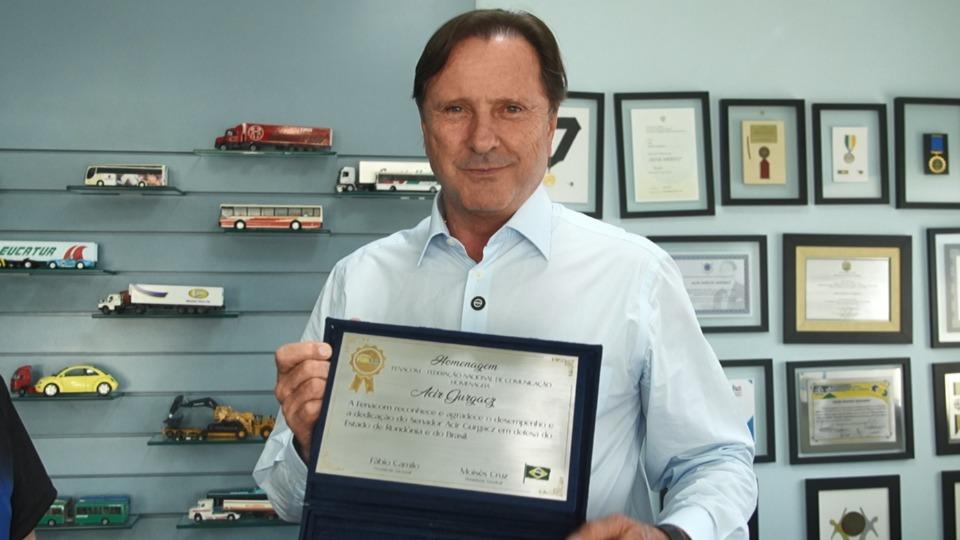 Rondônia - SGV TV: Senador Acir Gurgacz é homenageado com troféu por lei que protege comunicadores em Rondônia
