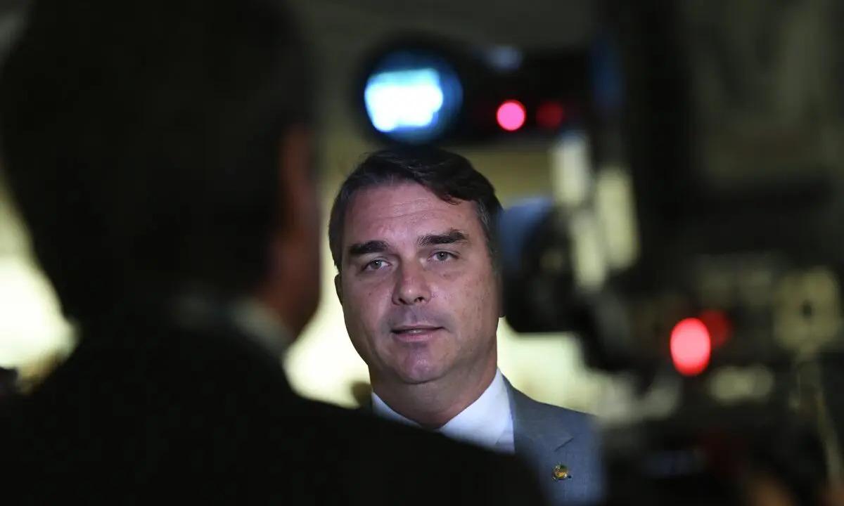 Saúde em risco -  Flávio alerta para estado de saúde de Bolsonaro: ‘Nunca teve tanto líquido no pulmão’