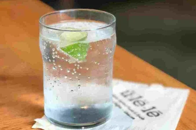 SAÚDE - O que a água com gás faz no intestino e no nosso corpo