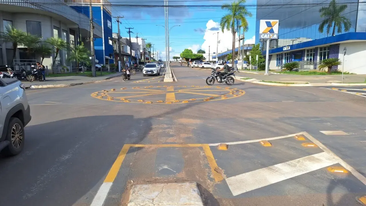 TRÂNSITO SEGURO - Com investimento do governo de RO a sinalização viária avança em Jaru e amplia a segurança no trânsito