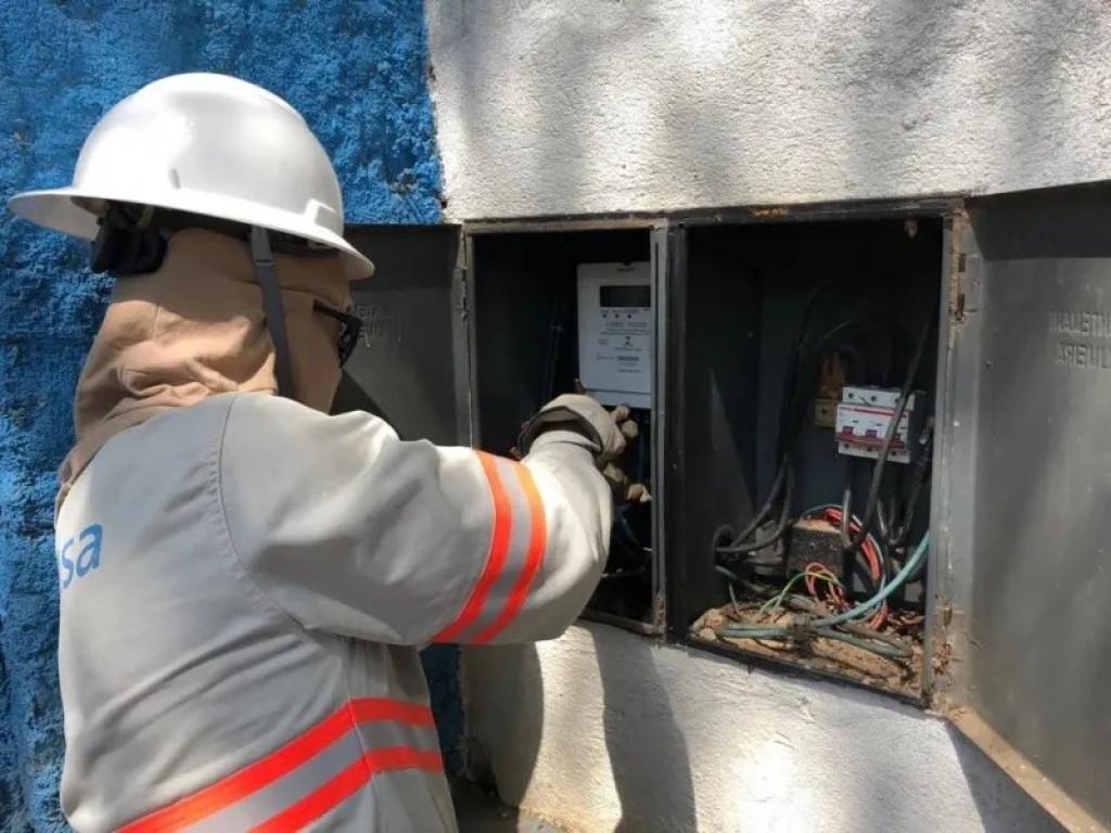 UNIDADE INTEGRADA - Homem é flagrado desviando energia e acaba na delegacia em Rolim de Moura