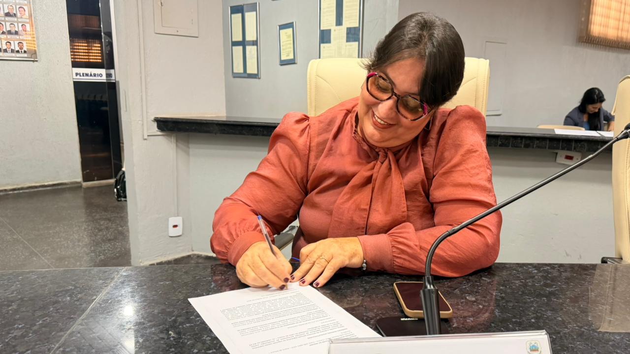 Valorização da Saúde e Infraestrutura: Janete Lins solicita reajuste salarial para dentistas e pavimentação no Bairro Centenário