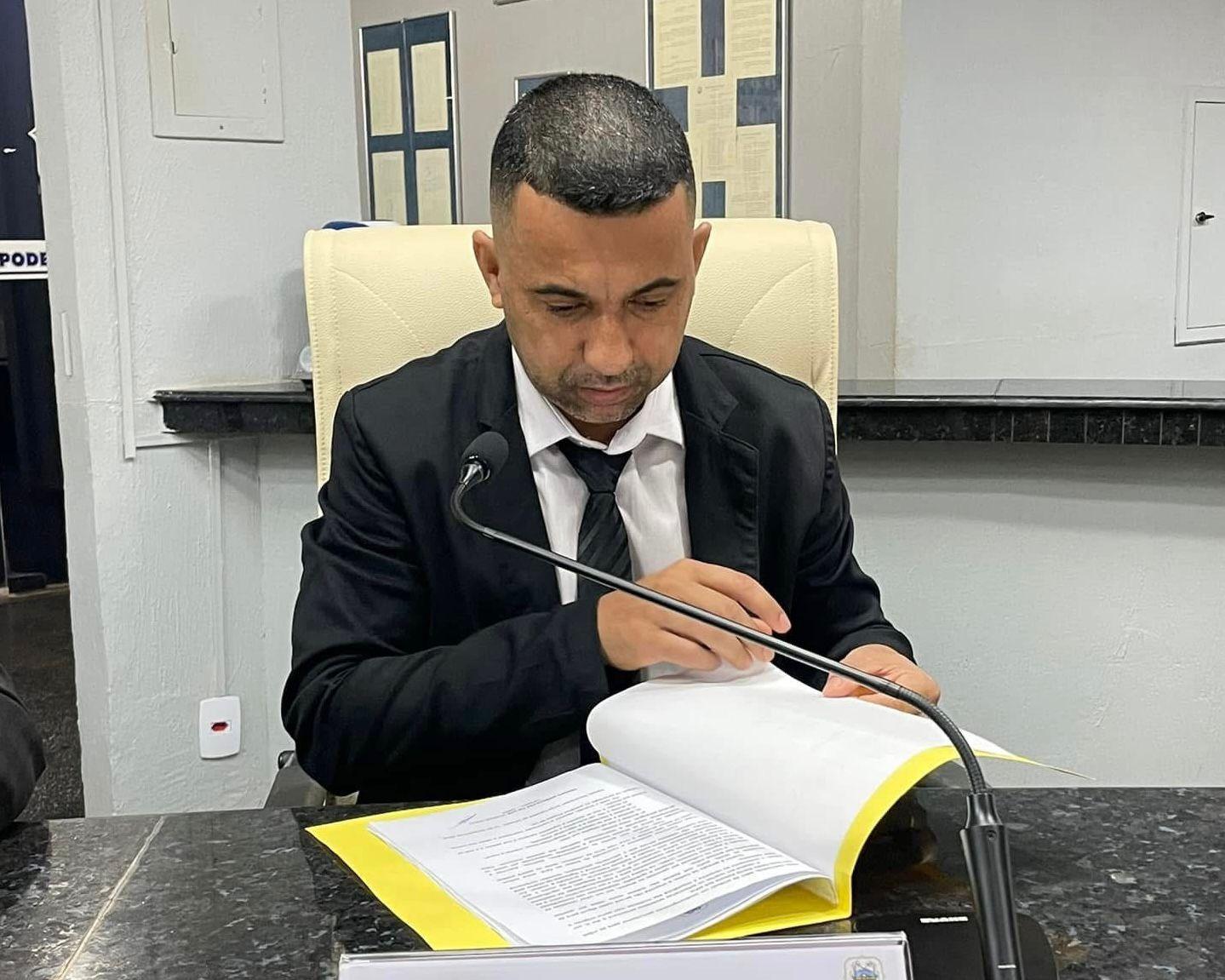 Vereador professor Edilson envia Indicações ao Executivo voltadas à melhoria da infraestrutura urbana e à segurança no trânsito do município