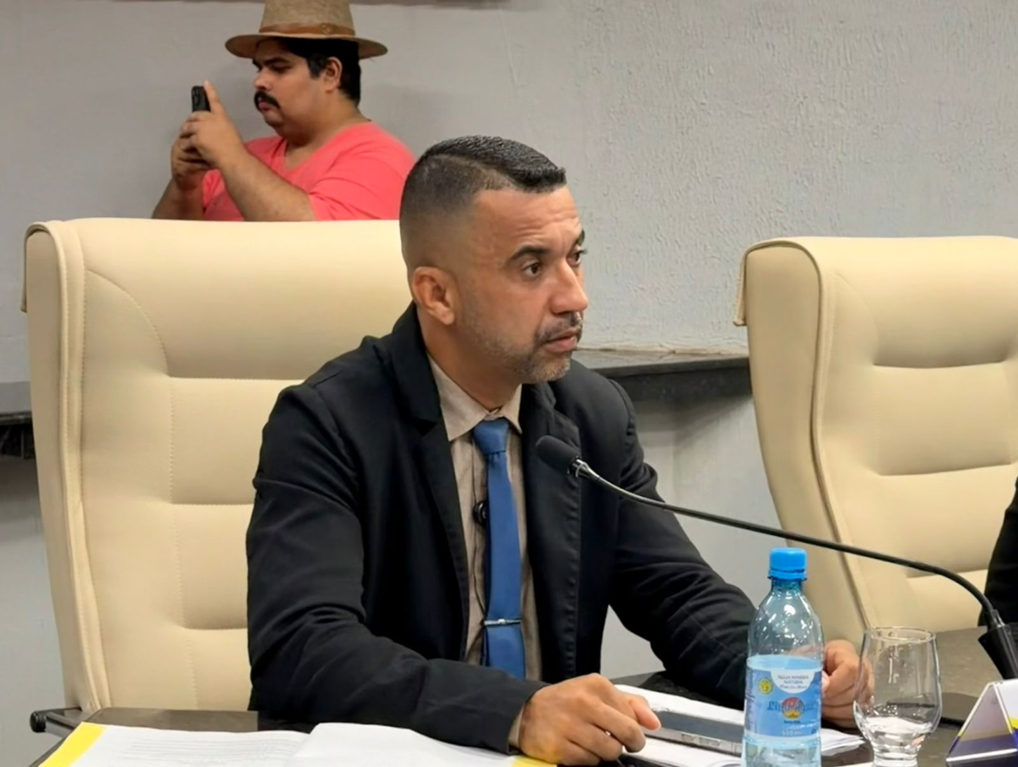 Vereador professor Edilson solicita abertura do canteiro central da Rua Parnaíba, no entroncamento com a Rua Cinco de Agosto, no município