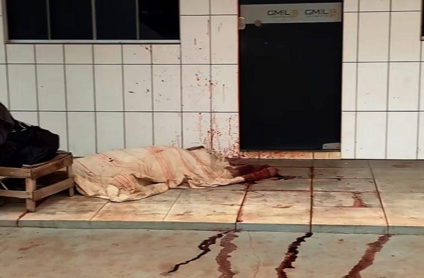 VÍDEO - MORTO A PAULADAS - Banho de sangue: morador de rua é morto a pauladas em posto e jovem é preso em MT; vídeo forte