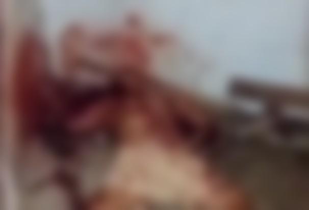 VÍDEO - Pedófilo é brutalmente castigado por populares após vídeo revelar abuso de criança; assista