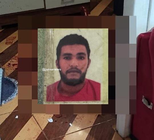 VÍEDO - BANHO DE SANGUE - Crime brutal: homem mata padrasto a facadas e foge em MT; vídeo