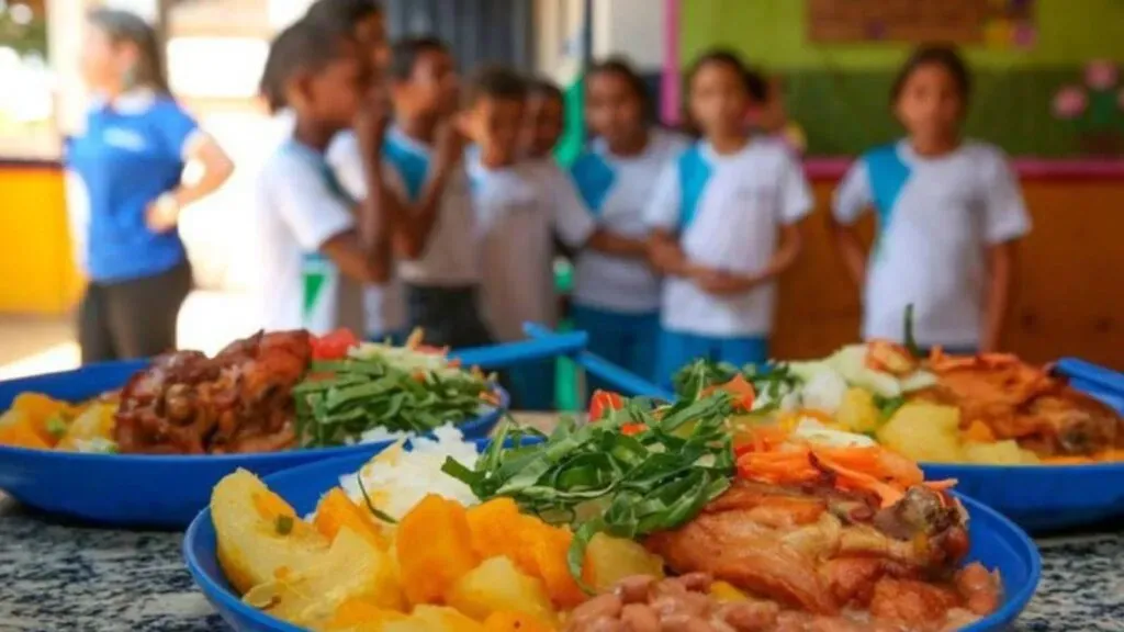 Brasil | Alimentação - FNDE determina aplicação mínima de 45% dos recursos da merenda na agricultura familiar