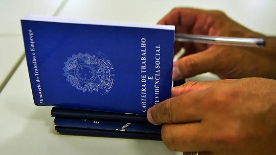 Brasil -  Novos prazos para licença-paternidade valem a partir de 2027; entenda