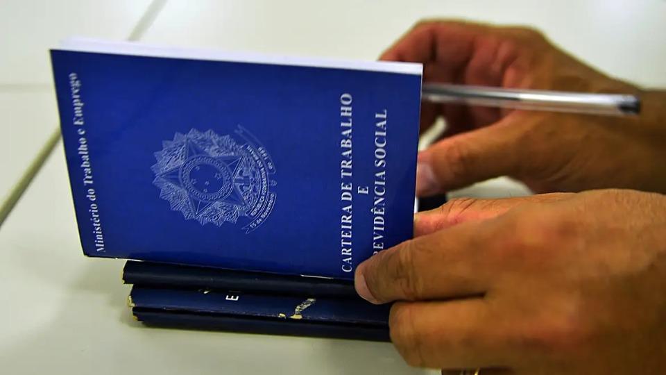 Brasil  -  Pesquisa revela que brasileiro prefere emprego com carteira assinada