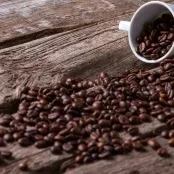 Café tenta reagir no início da semana, enquanto Londres para por feriado