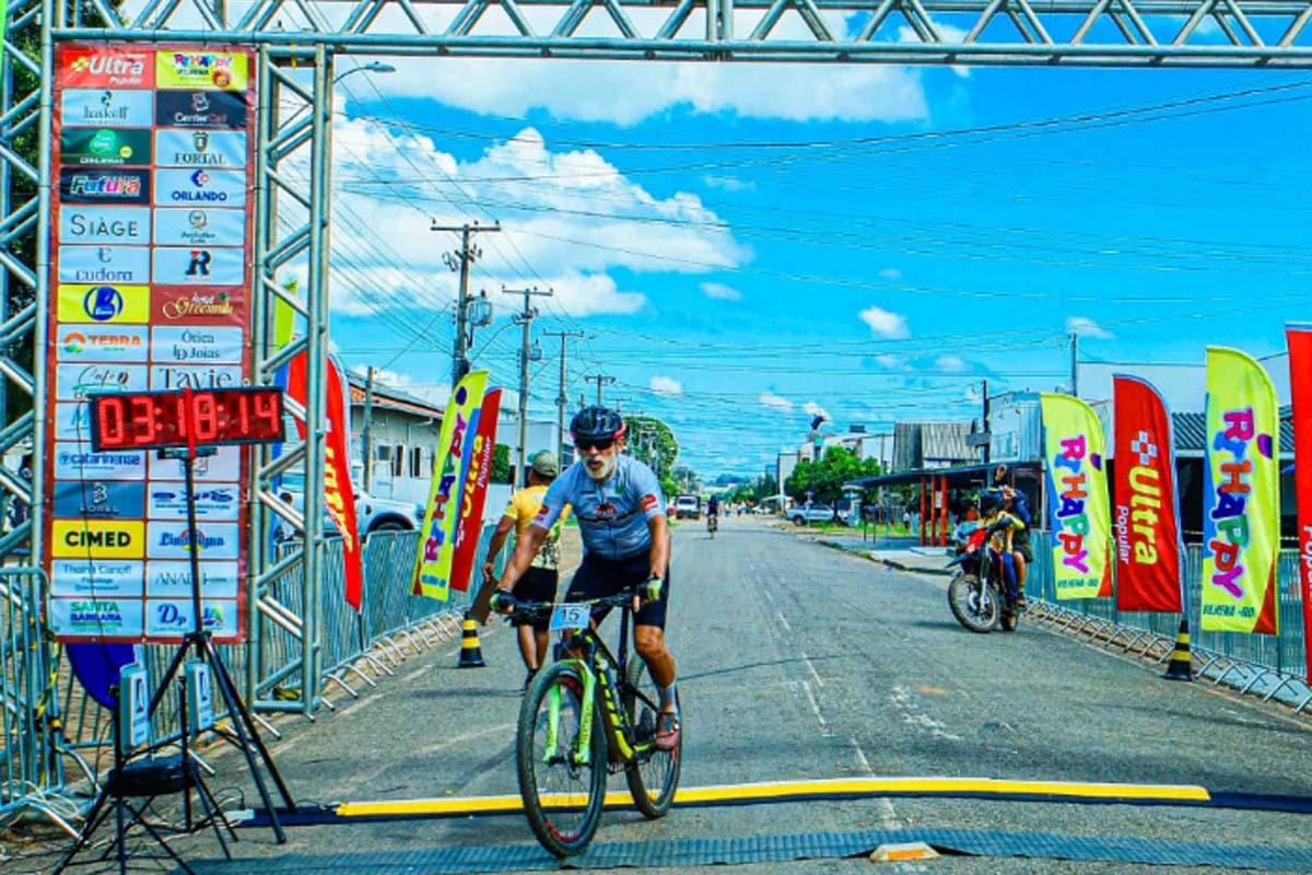 CEREJEIRAS - Aposentado do Poder Judiciário, Carlos Vidal conquista título histórico no Ultra Desafio de MTB