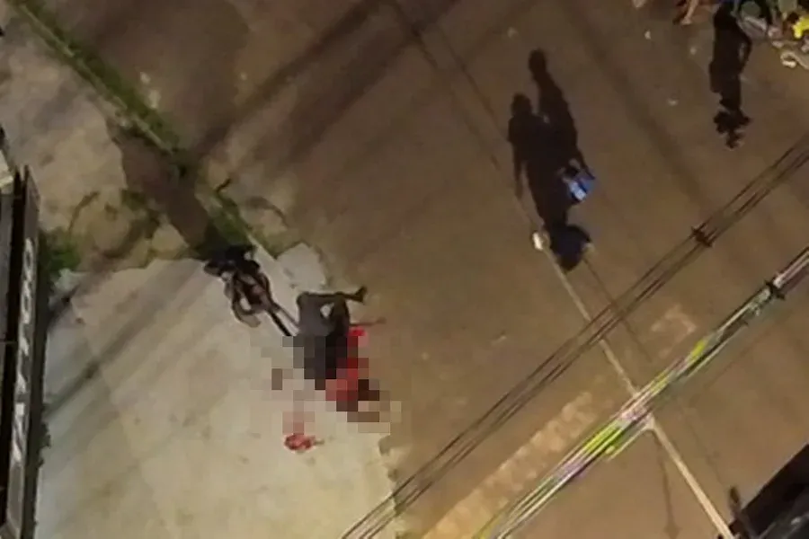 Distrito Federal - Homem é linchado por moradores após mostrar o pênis para crianças. Veja vídeo