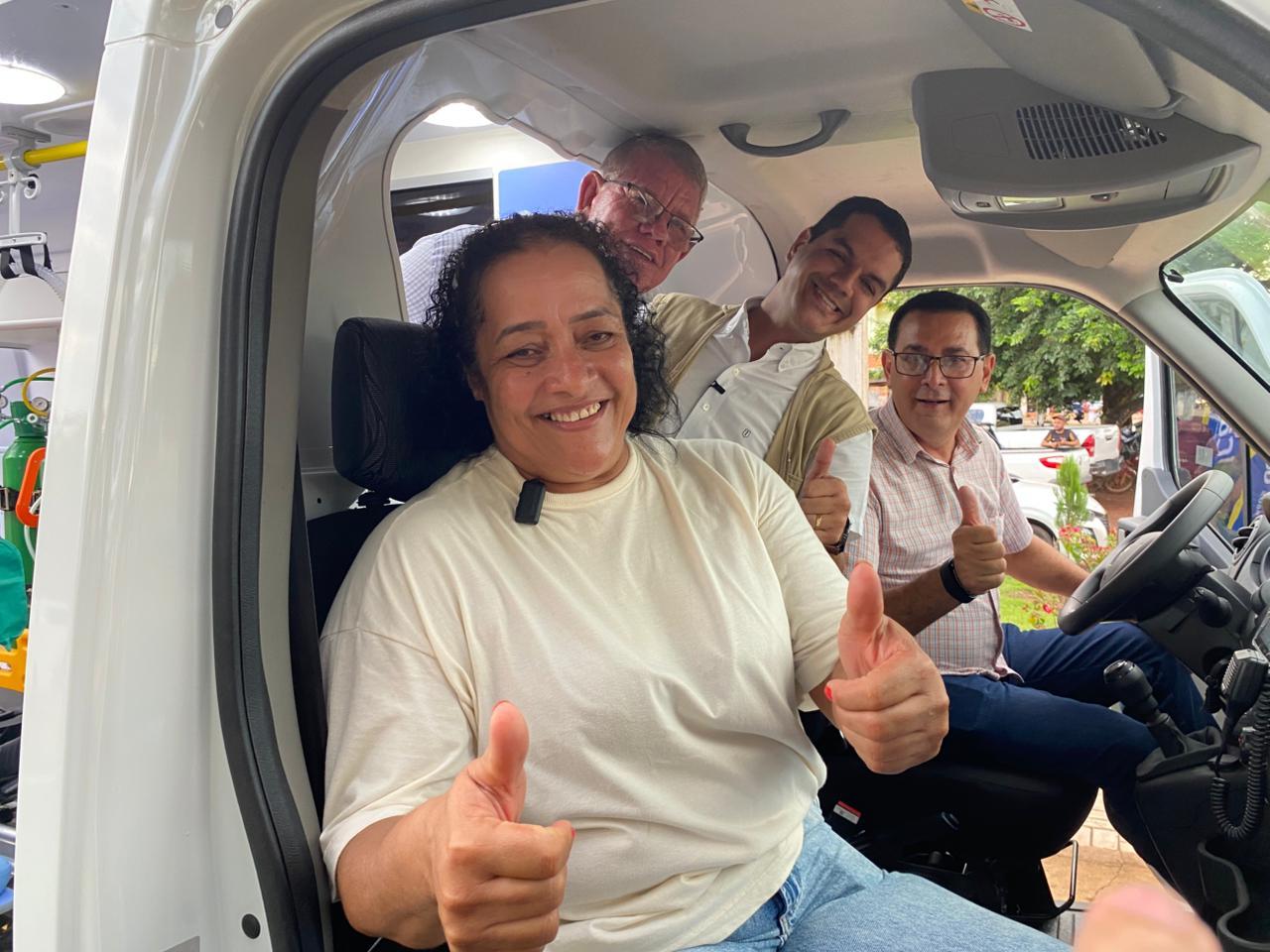 Entrega de ambulância UTI por Aldo Júlio, com apoio de Cássio Góis, reforça estratégia da gestão em Nova Estrela