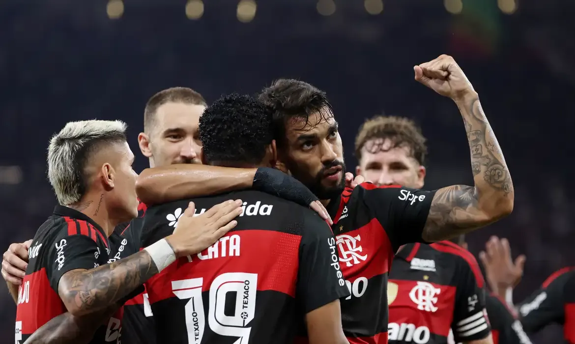 Esportes - Flamengo reage e vence Santos de virada por 3 a 1 no Brasileirão